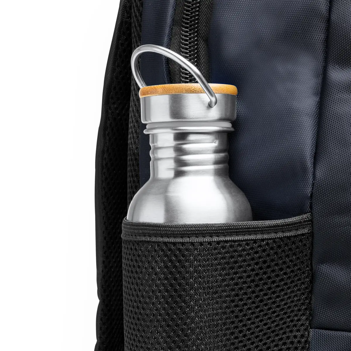 Mochila de nylon Stamina Mardok 7173 6 Mochila de nylon Stamina Mardok 7173, marino, detalle del bolsillo lateral con una botella como ejemplo de uso