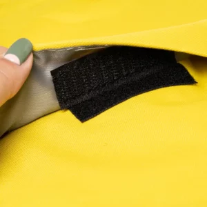 Mochila de dos compartimentos Stamina Wilde 7174, amarillo, detalle de la solapa abierta de la mochila