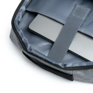 Mochila para portátil Stamina Narvik 7177, gris vigoré, detalle del bolsillo acolchado con un portátil como ejemplo de uso