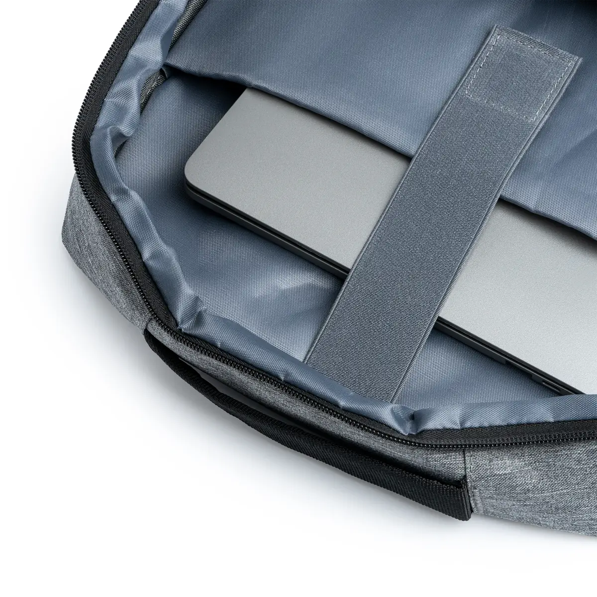 Mochila para portátil Stamina Narvik 7177 4 Mochila para portátil Stamina Narvik 7177, gris vigoré, detalle del bolsillo acolchado con un portátil como ejemplo de uso