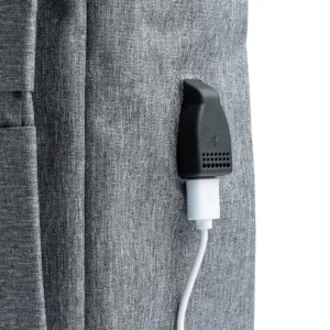 Mochila para portátil Stamina Narvik 7177, gris vigoré, detalle de la salida USB con un cable como ejemplo de uso