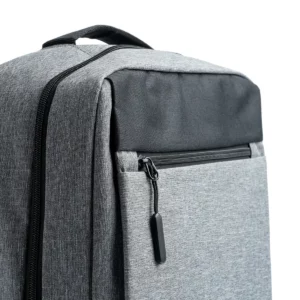 Mochila para portátil Stamina Narvik 7177, gris vigoré, detalle de los bolsillos frontales y su cremallera