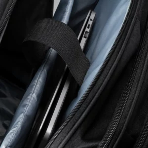 Trolley convertible en mochila Stamina Garnes 7178, negro, detalle del compartimento acolchado con un portátil como ejemplo de uso