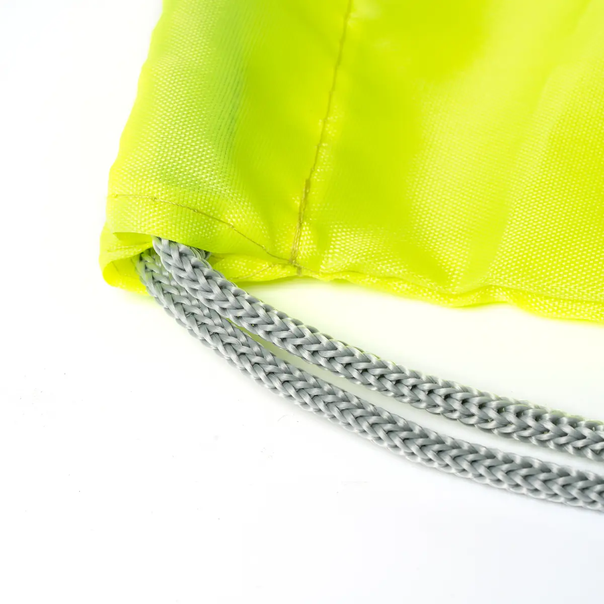 Pack 10 mochilas con banda Stamina Labur 7184 6 Mochila de cuerdas Stamina Labur 7184, amarillo flúor, detalle de las cuerdas y de la sujeción inferior
