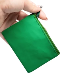 Monedero con llavero Stamina Medea 7542, verde helecho, vista del monedero sostenido en una mano