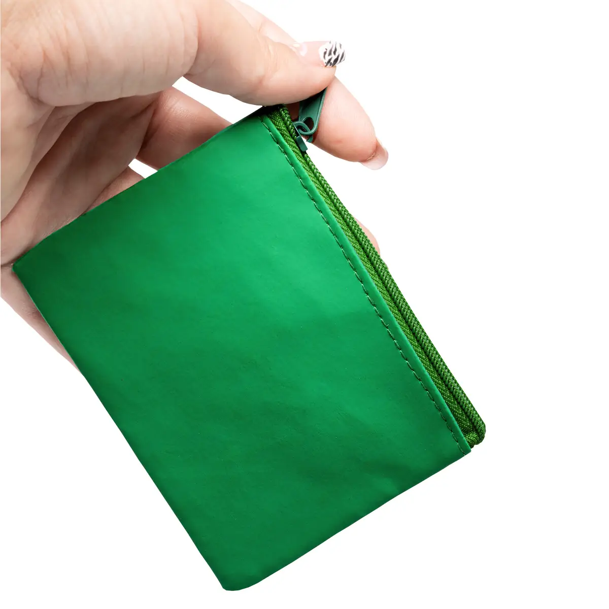Monedero con llavero Stamina Medea 7542 11 Monedero con llavero Stamina Medea 7542, verde helecho, vista del monedero sostenido en una mano