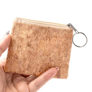 Monedero de corcho Stamina Limosa 7545, crudo, vista del monedero sostenido entre las manos