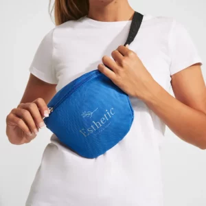 Riñonera de poliéster Stamina Vultur 7548, royal, vista de la riñonera en uso con persona y ejemplo de marcaje