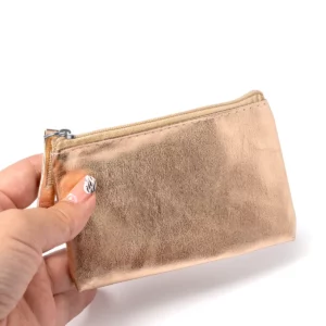 Monedero brillante Stamina Mauve 7570, rosa dorado, vista del monedero sostenido en una mano