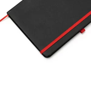Bloc de notas A5 Stamina Piana 7987, cubierta negra y detalles en rojo, detalle de la cubierta y el cierre