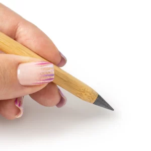 Lápiz de bambú Stamina Bakan 7998, crudo, detalle del lápiz sostenido por una mano