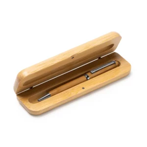 Bolígrafo de bambú Stamina Bodoni 8041, bambú y detalles metálicos, bolígrafo colocado dentro del estuche abierto