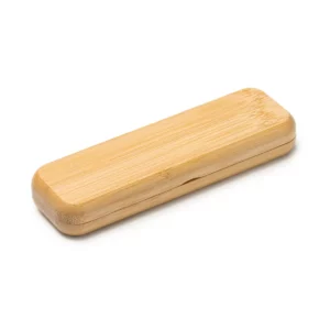 Bolígrafo de bambú Stamina Bodoni 8041, bambú y detalles metálicos, vista del estuche de bambú cerrado