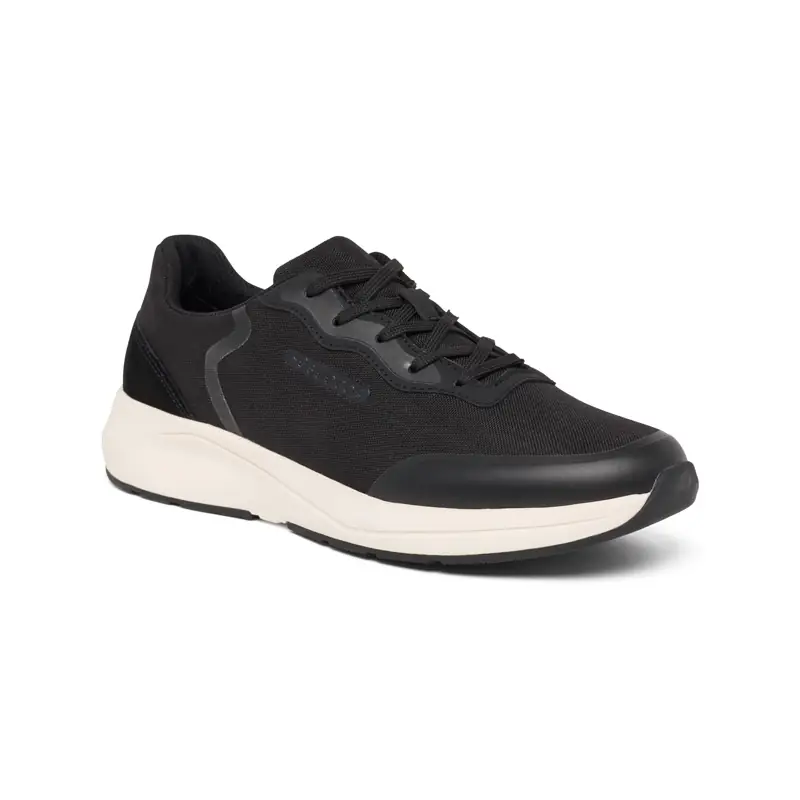 Zapato de trabajo Suecos Vinter 7 Zapato de trabajo Suecos Vinter negro y blanco, vista tres cuartos