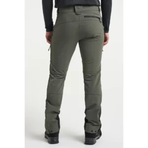 Pantalón hombre TENSON TXLITE FLEX PANTS 465018064, Verde oliva oscuro, con modelo, vista posterior del pantalón