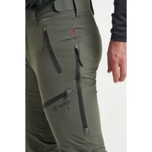 Pantalón hombre TENSON TXLITE FLEX PANTS 465018064, Verde oliva oscuro, con modelo, detalle de los bolsillos laterales