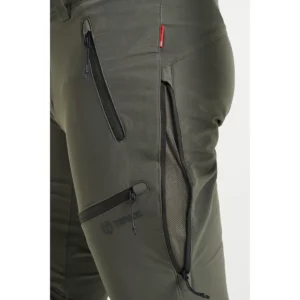 Pantalón hombre TENSON TXLITE FLEX PANTS 465018064, Verde oliva oscuro, con modelo, detalle de los bolsillos laterales
