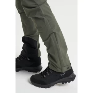 Pantalón hombre TENSON TXLITE FLEX PANTS 465018064, Verde oliva oscuro, con modelo, detalle del bajo