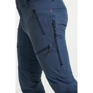 Pantalón hombre TENSON TXLITE FLEX PANTS 465018064, Azul oscuro, con modelo, detalle de los bolsillos laterales