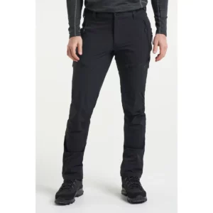 Pantalón hombre TENSON TXLITE FLEX PANTS 465018064, Negro, con modelo, vista frontal del pantalón
