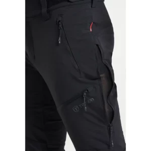 Pantalón hombre TENSON TXLITE FLEX PANTS 465018064, Negro, con modelo, detalle de los bolsillos laterales