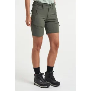 Pantalón corto mujer TENSON TXLITE FLEX SHORTS 465018065, Verde oliva oscuro, vista frontal con modelo