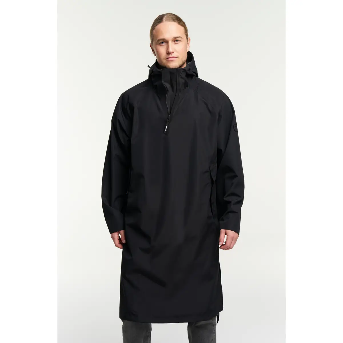 Poncho unisex TENSON PROTECT PONCHO 465018547 1 Poncho unisex TENSON PROTECT PONCHO 465018547, Negro, vista frontal con modelo