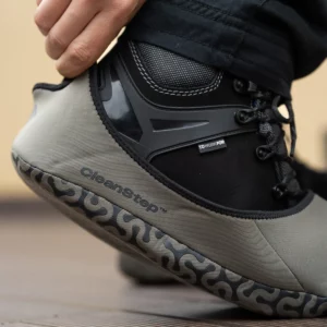 Cubrezapatos Toworkfor CLEANSTEP, cubrezapatos colocado sobre calzado, en uso