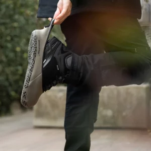 Cubrezapatos Toworkfor CLEANSTEP, cubrezapatos colocado sobre calzado, en uso