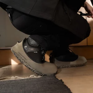 Cubrezapatos Toworkfor CLEANSTEP, cubrezapatos colocado sobre calzado, en uso