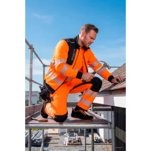 Pantalón técnico Velilla 303030X V.Dynamix Hi Vis Negro/Naranja flúor, vista con modelo