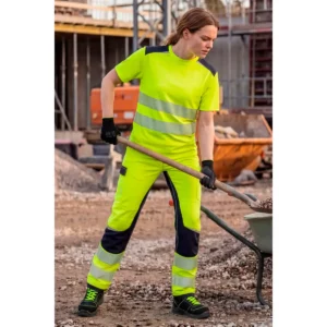 Camiseta técnica Velilla 305630 V.Dynamix Hi Vis Azul navy/Amarillo flúor, prenda puesta en una escena de trabajo