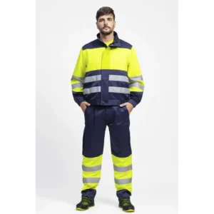 Cazadora multinorma antiestática WorkTeam B1195, Marino/Amarillo a.v., vista frontal del conjunto con persona