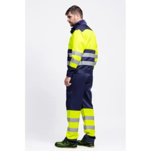 Cazadora multinorma antiestática WorkTeam B1195, Marino/Amarillo a.v., vista de tres cuartos del conjunto con persona