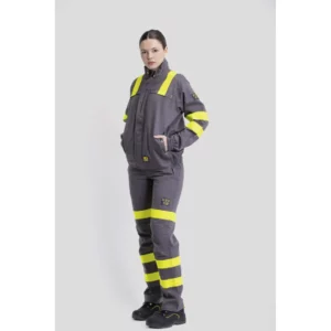 Cazadora multinorma con cintas fluorescentes WorkTeam B1196, Gris/Amarillo flúor, vista frontal con persona
