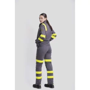 Cazadora multinorma con cintas fluorescentes WorkTeam B1196, Gris/Amarillo flúor, vista trasera con persona