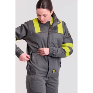 Cazadora multinorma con cintas fluorescentes WorkTeam B1196, Gris/Amarillo flúor, detalle del cierre con persona