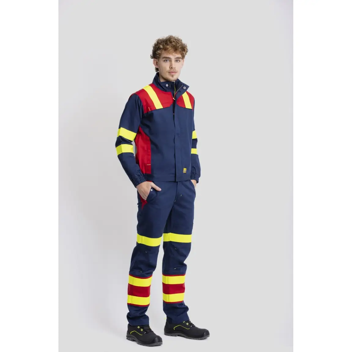 Cazadora multinorma combinada WorkTeam B1199 2 Cazadora multinorma combinada WorkTeam B1199, Marino/Rojo/Amarillo flúor, vista frontal con persona