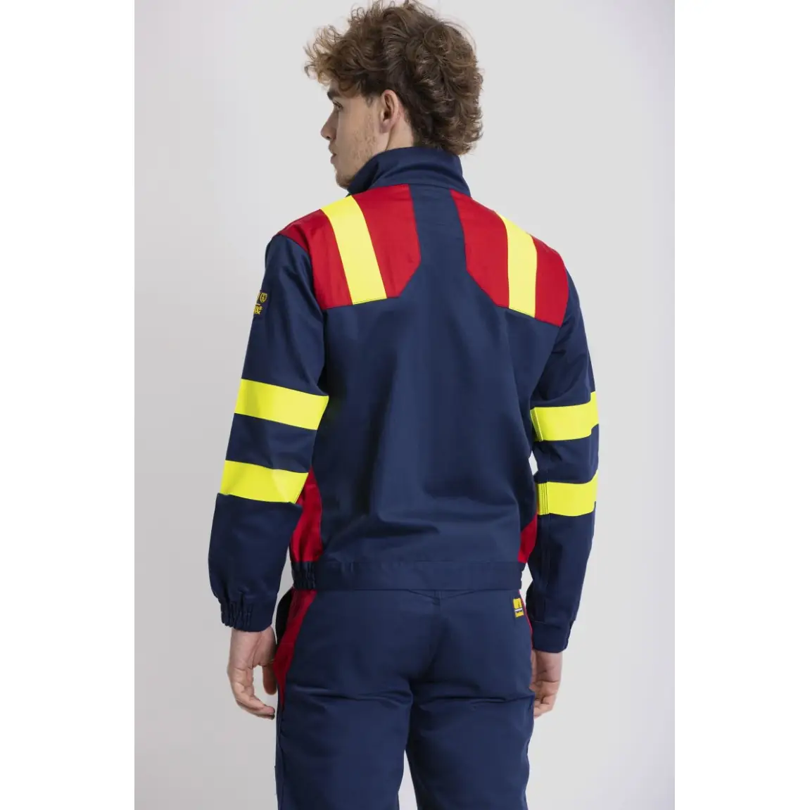 Cazadora multinorma combinada WorkTeam B1199 7 Cazadora multinorma combinada WorkTeam B1199, Marino/Rojo/Amarillo flúor, vista trasera con persona