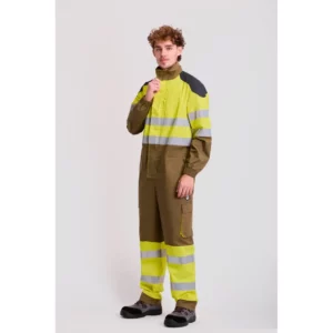 Buzo Ripstop multinorma WorkTeam B5081, Verde kaki/Amarillo av/Gris oscuro, vista frontal con persona