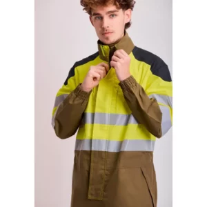 Buzo Ripstop multinorma WorkTeam B5081, Verde kaki/Amarillo av/Gris oscuro, detalle frontal con persona