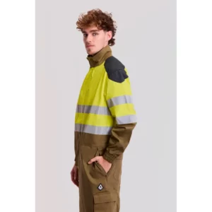 Buzo Ripstop multinorma WorkTeam B5081, Verde kaki/Amarillo av/Gris oscuro, vista lateral con persona