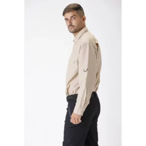 Camisa safari de manga larga WorkTeam B8500, Beige, vista lateral con modelo