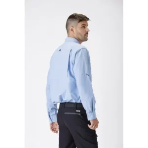 Camisa safari de manga larga WorkTeam B8500, Celeste, vista lateral trasera con modelo
