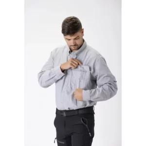 Camisa safari de manga larga WorkTeam B8500, Gris claro, detalle del bolsillo con modelo