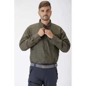 Camisa safari de manga larga WorkTeam B8500, Verde caza, detalle frontal con modelo