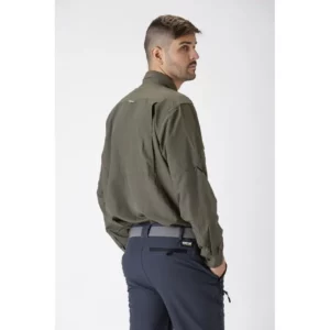Camisa safari de manga larga WorkTeam B8500, Verde caza, vista lateral trasera con modelo