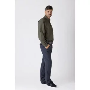 Camisa safari de manga larga WorkTeam B8500, Verde caza, vista lateral de cuerpo entero con modelo