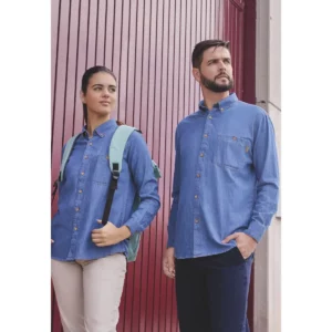 Escena de catálogo con Camisa vaquera de mujer WorkTeam B8690; Mochila WorkTeam WFA408.