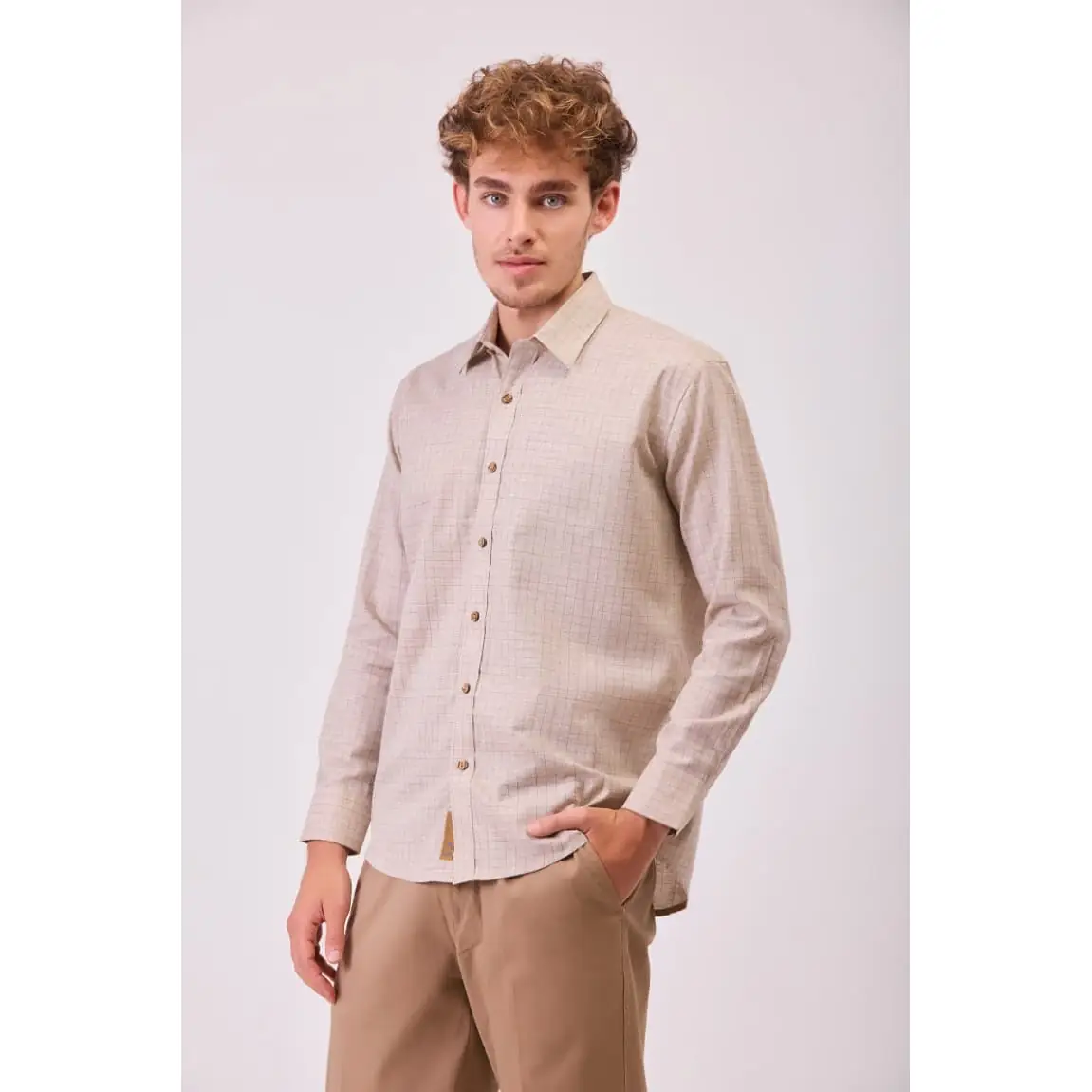 Camisa de cuadros y botones de madera WorkTeam B8800 1 Camisa de cuadros y botones de madera WorkTeam B8800, Beige, vista frontal con modelo